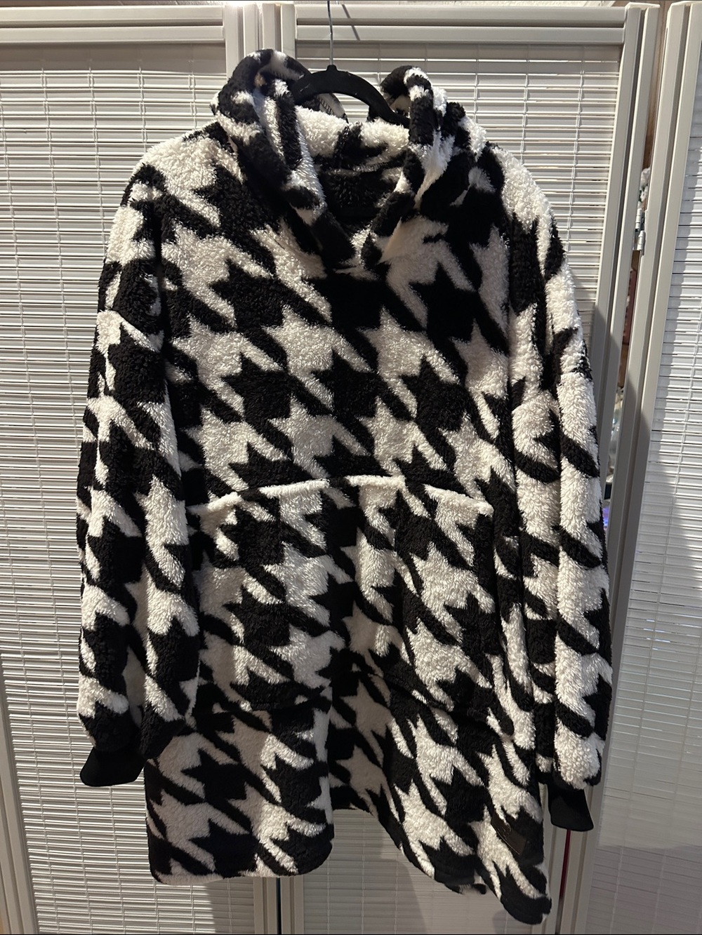 Cozy Houndstooth Sherpa Hoodie - Black & White